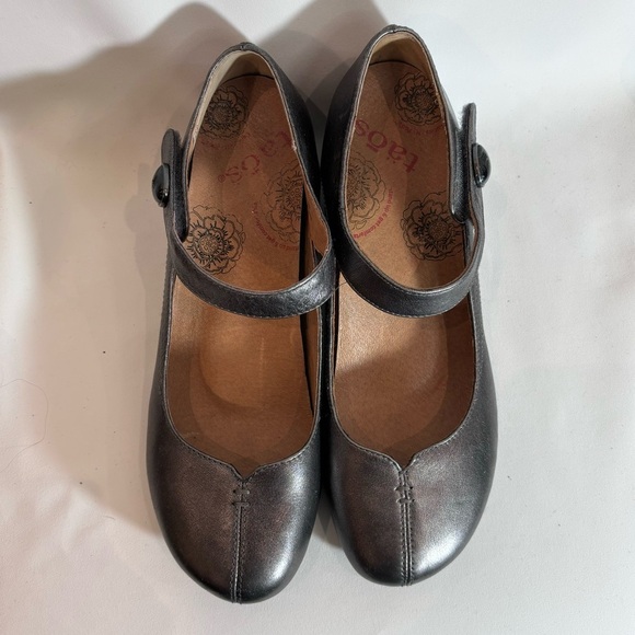 TAOS Sz 9 Samba Velcro Closure Low Heel Rounded Toe Metallic Sandals Shoes - Picture 3 of 10